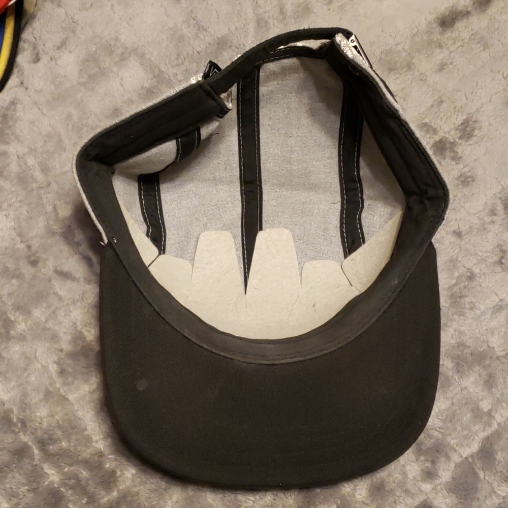 van's hat - Picture 2 of 4